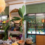 L'interieur de la boutique la comptoir latino à Rouen