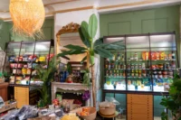 L'interieur de la boutique la comptoir latino &agrave; Rouen