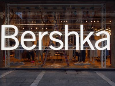 Salonicco, Grecia - 13 marzo 2021: Esterno del negozio Bershka con logo.